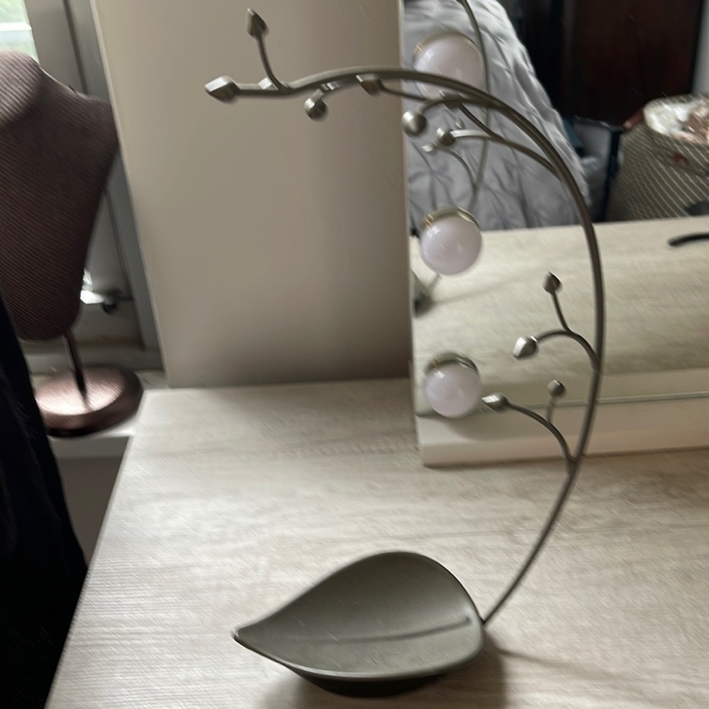 Leaf Jewelry Holder - Picture 1 of 8